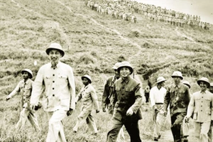 Bác vẫn cùng chúng cháu hành quân