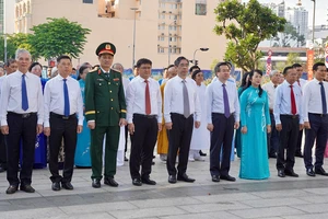 Lãnh đạo TP.HCM dâng hương tưởng nhớ Chủ tịch Hồ Chí Minh 