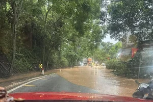 Bùn đất tràn kín mặt đường, nhiều tuyến quốc lộ ở Tuyên Quang ách tắc