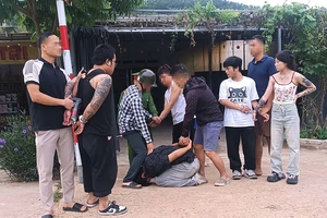 4 người Trung Quốc xịt hơi cay vào mặt tài xế cướp ô tô