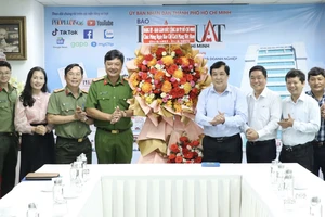 Công an TP.HCM thăm báo Pháp Luật TP.HCM nhân dịp 21-6