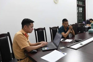 Phát hiện thí sinh sử dụng thiết bị công nghệ gian lận sát hạch lái xe do công an tổ chức