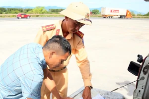 Xe tải chở vượt quá tải trọng hơn 400% bị CSGT phạt nặng