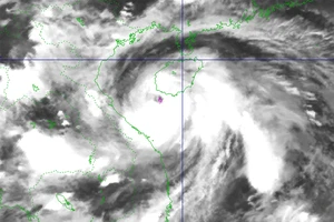 Bão số 5 cực mạnh áp sát bờ, gió giật cấp 17