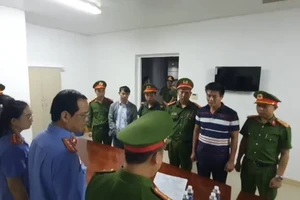 Bắt giam 2 trưởng khoa Bệnh viện Đa khoa vùng Tây Nguyên trong vụ máy tán sỏi ở Đắk Lắk