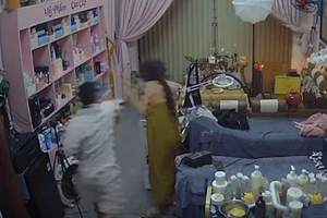 2 mẹ con bị chồng cũ đấm, đá tại tiệm spa