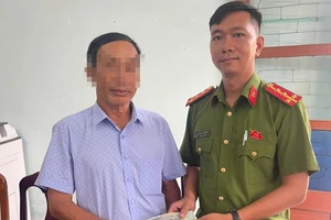 Cất tiền kỹ quá, tưởng mất trộm nên báo công an