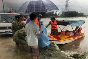 Mưa lớn chưa từng ghi nhận, thủy điện xả lũ ồ ạt: Huế, Đà Nẵng ngập trong biển nước