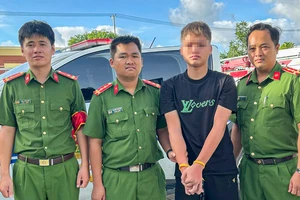 Công an xã đuổi theo xe khách bắt nghi can cướp giật tiệm vàng ở TP.HCM 