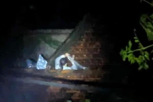 Người dân cầu cứu khắp cõi mạng, có người nói ở trên mái nhà 16 tiếng