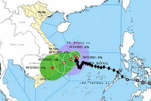 Bão số 15 di chuyển rất chậm, gây sóng lớn ven bờ Đà Nẵng – Khánh Hòa