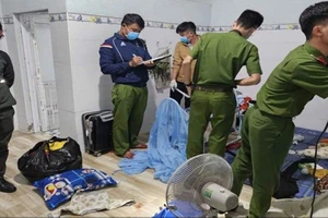 Cháu bé 8 tháng tuổi tử vong bên cạnh mẹ, trong phòng trọ có dao dính máu