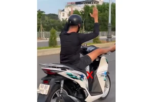 CSGT Đồng Nai tịch thu xe máy SH của nam thanh niên lái xe bằng chân