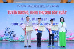 Chủ tịch tỉnh Lâm Đồng tặng Bằng khen học sinh đoạt Huy chương Vàng Robotics thế giới