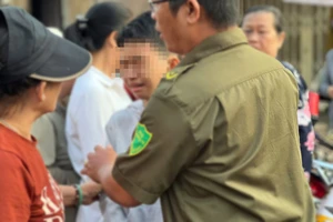 Tiếng khóc xé lòng của nam sinh bên thi thể mẹ giữa ngã ba đường