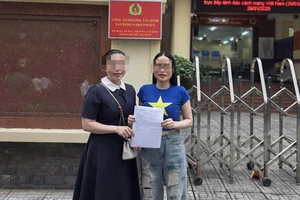 Công an phường Tân Bình hỗ trợ người dân nhận lại tiền chuyển nhầm