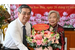 Lãnh đạo TP.HCM trao Huy hiệu 80 năm tuổi Đảng cho bà Nguyễn Thị Kim Chi 