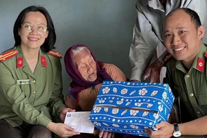 Công an Quảng Ngãi tri ân Mẹ Việt Nam Anh hùng 103 tuổi