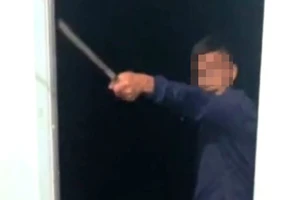 Người đàn ông cầm dao dọa chém, đánh người trong cuộc họp ở thôn