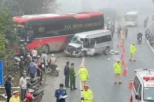 Hiện trường xe 16 chỗ tông xe giường nằm làm 1 người chết, 5 người bị thương