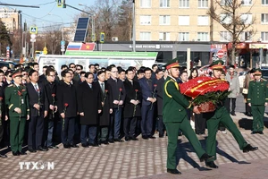 Thủ tướng Phạm Minh Chính đặt hoa tại Tượng đài Bác Hồ ở Moskva