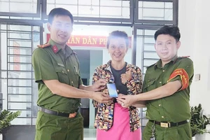 Du khách Nga xúc động khi được Công an phường Thới An tìm giúp điện thoại