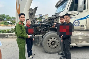 Bắt giữ nhóm trộm hộp đen xe container