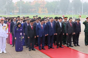 Chùm ảnh: Lãnh đạo Đảng, Nhà nước và các đại biểu Quốc hội khóa XVI vào Lăng viếng Chủ tịch Hồ Chí Minh