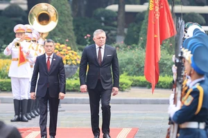 Thủ tướng Lê Minh Hưng chủ trì lễ đón Thủ tướng Cộng hòa Slovakia Robert Fico
