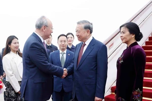 Bí thư Thành ủy Bắc Kinh đón Tổng Bí thư, Chủ tịch nước Tô Lâm và Phu nhân ngay chân cầu thang máy bay