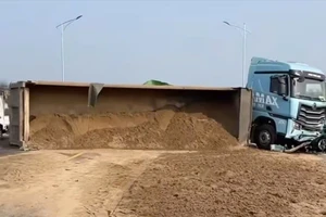 Xe tải chở cát lật đè taxi, một người đi thăm thân tử vong