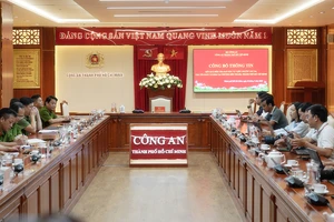 Trung tướng Mai Hoàng chủ trì họp báo cung cấp thông tin vụ nổ súng làm 2 người thương vong