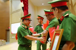 Khen thưởng lực lượng triệt phá đường dây ma túy xuyên quốc gia, bắt 403 đối tượng
