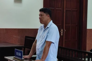 Tăng án người đàn ông buôn lậu bánh kẹo và chăn Trung Quốc