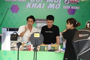 Tiểu thương chợ Bến Thành với chiến dịch mời Tiktoker về livestream bán hàng