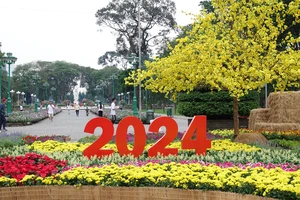 Cờ hoa biểu ngữ Tết đã giăng đầy khắp phố,TP.HCM rộn ràng sẵn sàng chào đón năm mới 2024.