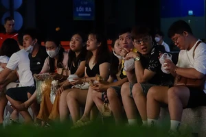 Hàng ngàn người bắt đầu đổ về Trung tâm TP.HCM xem pháo hoa tầm cao