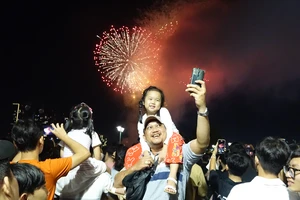 Bắn pháo hoa tầm cao rực rỡ chào đón năm mới 2024