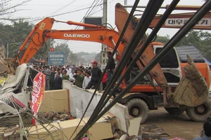 Xe cẩu kéo sập cổng nhà văn hóa, ba người chết thảm