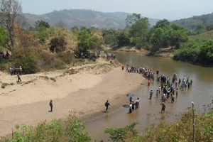 Phát hiện thi thể 5 em học sinh mất tích chết vùi trong cát