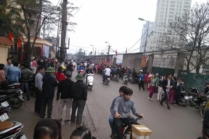 Hà Nội: Hàng trăm người dân tiếp tục tập trung để đòi lại đường đi