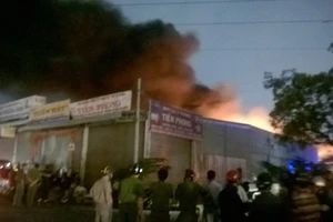 Cháy lớn tại khu xử lý chất thải rắn, QL 1A bị phong tỏa