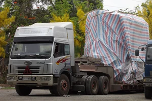 Xe trăm tấn bất động “chọc tức” lực lượng chức năng