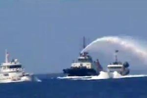 Tàu TQ hung hăng phun vòi rồng, cố tìm cách tạo bằng chứng giả tố VN tấn công