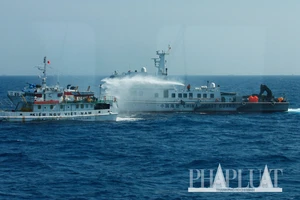 Chùm ảnh mới nhất: Tận mắt chứng kiến tàu Trung Quốc húc tàu Cảnh sát biển Việt Nam