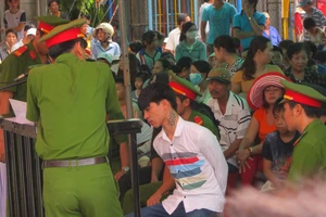 Bị cáo “đâm đũa mù hai mắt bạn nhậu” tự đập đầu rồi im như thóc trước tòa 