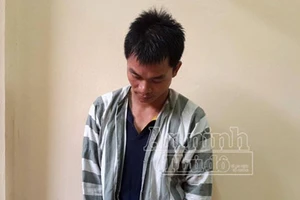 Chồng đi vắng, ôm con nằm ngủ hớ hênh bị hàng xóm lẻn vào “xin một cái“