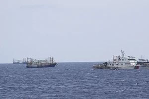 Tàu Trung Quốc co cụm, chuyện gì đây?