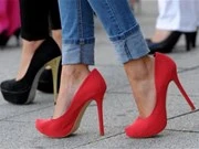 Phụ nữ Nga sẽ bị cấm không được dùng giày cao gót?
