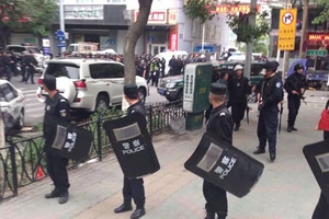 Cảnh sát Trung Quốc bắn chết 13 "tên côn đồ" ở Tân Cương